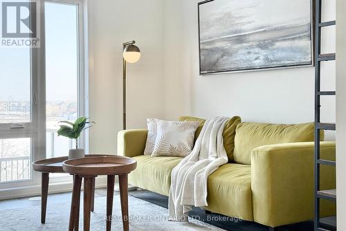 404 - 11 Steckley House Lane, Richmond Hill, ON - Indoor