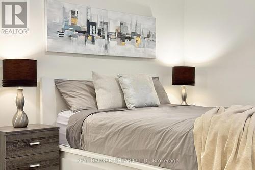 404 - 11 Steckley House Lane, Richmond Hill, ON - Indoor Photo Showing Bedroom