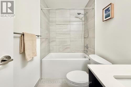 404 - 11 Steckley House Lane, Richmond Hill, ON - Indoor Photo Showing Bathroom