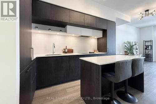 404 - 11 Steckley House Lane, Richmond Hill, ON - Indoor Photo Showing Kitchen With Upgraded Kitchen