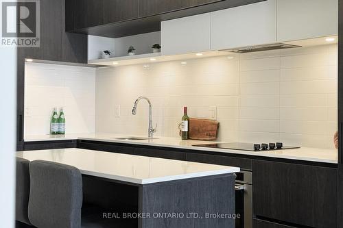 404 - 11 Steckley House Lane, Richmond Hill, ON - Indoor Photo Showing Kitchen