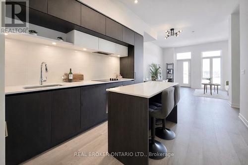 404 - 11 Steckley House Lane, Richmond Hill, ON - Indoor Photo Showing Kitchen With Upgraded Kitchen