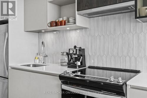 328 - 405 Dundast Street W, Oakville, ON - Indoor Photo Showing Kitchen With Upgraded Kitchen
