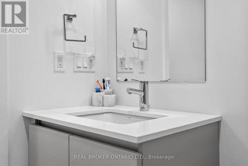 328 - 405 Dundast Street W, Oakville, ON - Indoor Photo Showing Bathroom