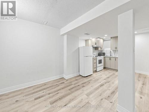 16 Mount Fuji Crescent, Brampton, ON - Indoor Photo Showing Kitchen