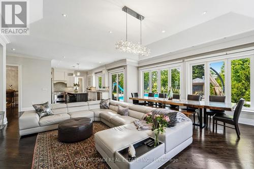 2411 Thorn Lodge Drive, Mississauga, ON - Indoor Photo Showing Living Room
