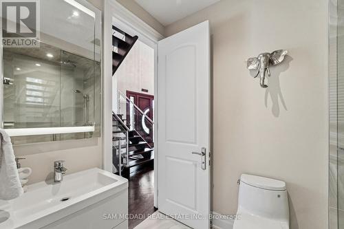 2411 Thorn Lodge Drive, Mississauga, ON - Indoor Photo Showing Bathroom
