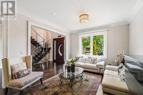 2411 Thorn Lodge Drive, Mississauga, ON - Indoor Photo Showing Living Room