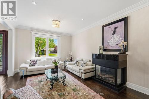 2411 Thorn Lodge Drive, Mississauga, ON - Indoor Photo Showing Living Room