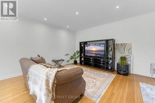 8 Glenbarr Road, St. Catharines, ON - Indoor Photo Showing Living Room