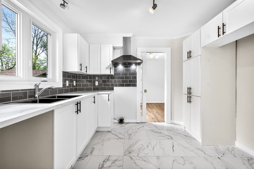 Cuisine - 18585 Rue Larocque, Montréal (Pierrefonds-Roxboro), QC - Indoor Photo Showing Kitchen With Double Sink