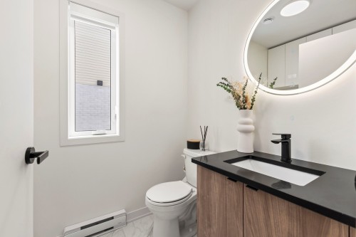 Powder room - 71 Rue De Ronsard, Saint-Constant, QC - Indoor Photo Showing Bathroom