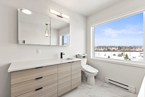 Bathroom - 71 Rue De Ronsard, Saint-Constant, QC - Indoor Photo Showing Bathroom
