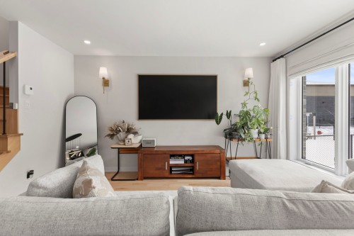 Living Room - 71 Rue De Ronsard, Saint-Constant, QC - Indoor Photo Showing Living Room