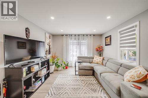 20 Bonita Avenue, Windsor, ON - Indoor Photo Showing Living Room