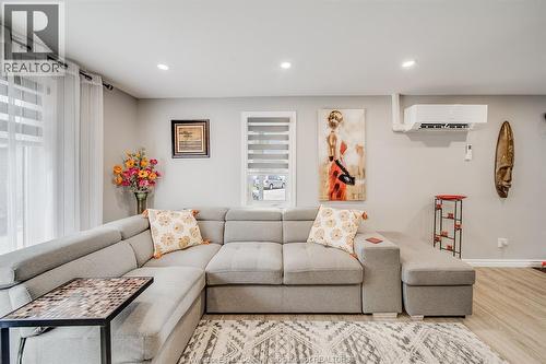 20 Bonita Avenue, Windsor, ON - Indoor Photo Showing Living Room