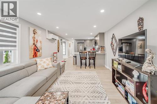 20 Bonita Avenue, Windsor, ON - Indoor Photo Showing Living Room