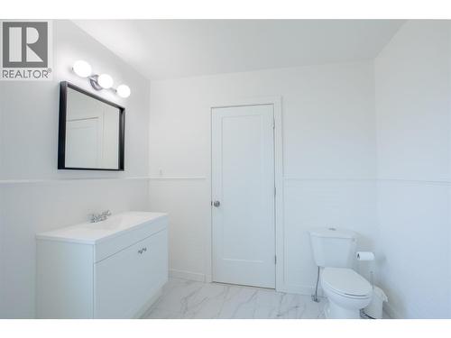 Main Bathroom - 710 Devon Street, Creston, BC - Indoor Photo Showing Bathroom