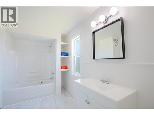 Main Bathroom - 710 Devon Street, Creston, BC - Indoor Photo Showing Bathroom