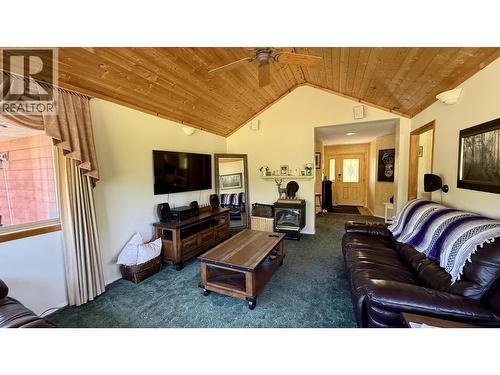 7364 Watch Lake Road, Lone Butte, BC - Indoor Photo Showing Living Room