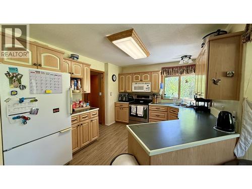 7364 Watch Lake Road, Lone Butte, BC - Indoor Photo Showing Kitchen