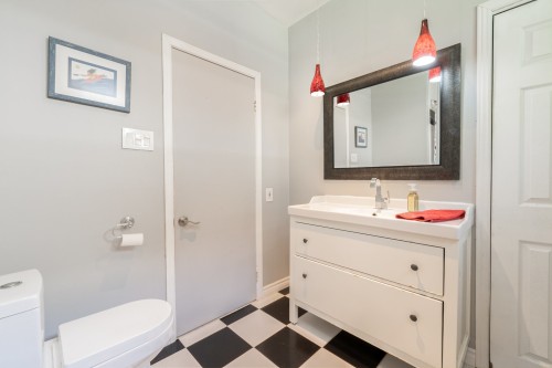 Salle de bains - 35 Av. Victoria, Pointe-Claire, QC - Indoor Photo Showing Bathroom
