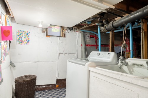 Sous-sol - 35 Av. Victoria, Pointe-Claire, QC - Indoor Photo Showing Laundry Room