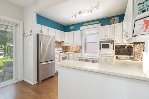 Cuisine - 35 Av. Victoria, Pointe-Claire, QC - Indoor Photo Showing Kitchen With Double Sink