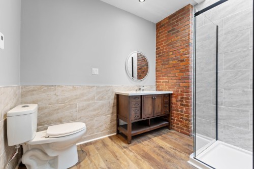 Bathroom - 300-1572 Av. Summerhill, Montréal (Ville-Marie), QC - Indoor Photo Showing Bathroom