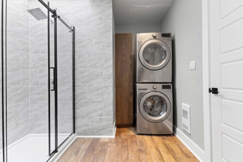 Bathroom - 300-1572 Av. Summerhill, Montréal (Ville-Marie), QC - Indoor Photo Showing Laundry Room