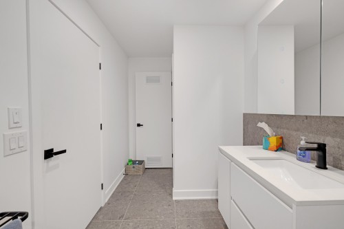 Salle de bains - 2216-245 Boul. Robert-Bourassa, Montréal (Ville-Marie), QC - Indoor
