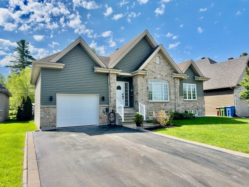487 Rue Jérémie  Lachute, QC J8H 4N8
