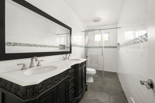 Salle de bains - 18 Rue Mansfield, Dollard-Des-Ormeaux, QC - Indoor Photo Showing Bathroom