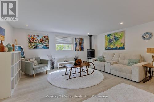593 Inglis Road, Greater Madawaska, ON - Indoor Photo Showing Living Room