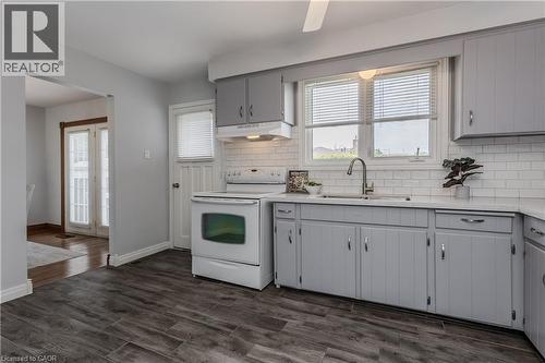 3125 Michael Crescent, Burlington, ON - Indoor Photo Showing Kitchen With Double Sink