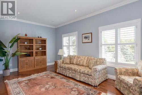 8 Castlewood Court, Caledon, ON - Indoor Photo Showing Living Room