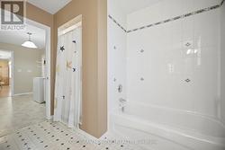 Primary 5pc Ensuite separate tub and Shower - 