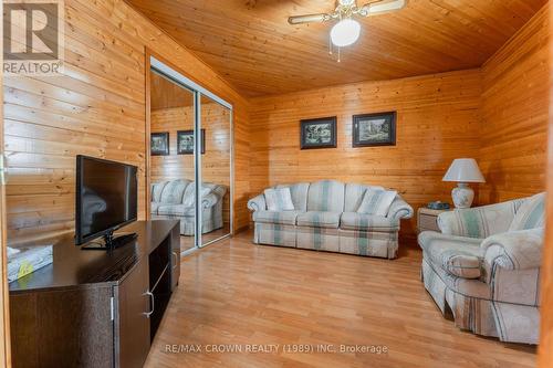 32 Frontenac Crescent, Kapuskasing, ON - Indoor Photo Showing Living Room