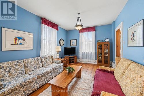 56 Drummond Street E, Perth, ON - Indoor Photo Showing Living Room