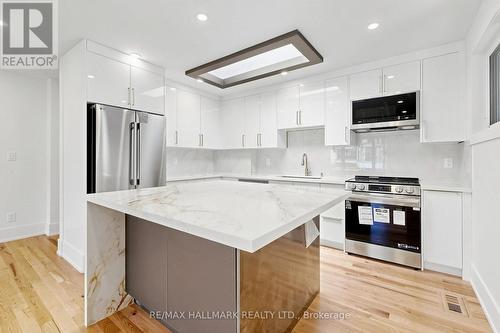11 Johnson Road, Aurora, ON - Indoor Photo Showing Kitchen With Upgraded Kitchen