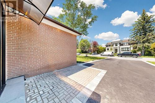 11 Johnson Road, Aurora, ON - Outdoor