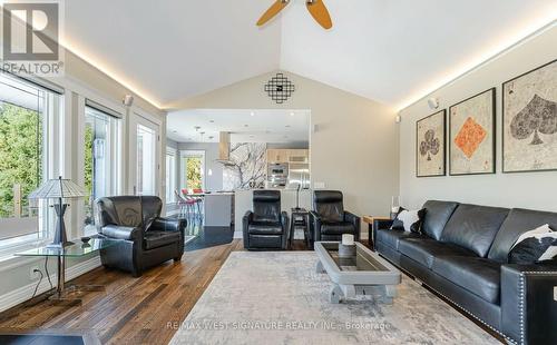 16070 Keele Street, King, ON - Indoor Photo Showing Living Room