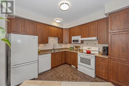 472 Celtic Ridge Crescent, Ottawa, ON - Indoor Photo Showing Kitchen With Double Sink