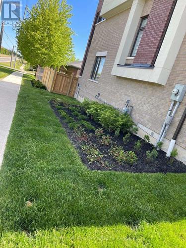 801 Heathrow Path, Oshawa, ON - Outdoor