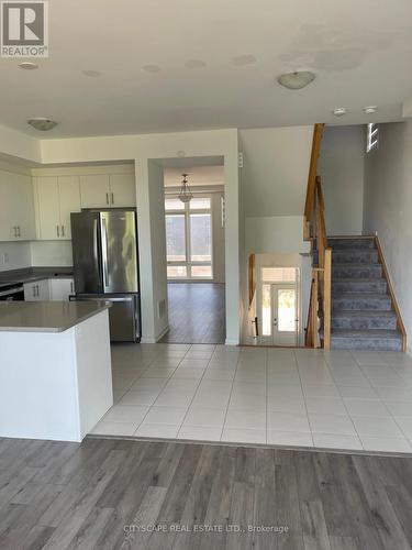 801 Heathrow Path, Oshawa, ON - Indoor Photo Showing Kitchen
