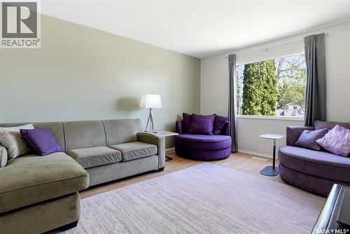 229 Acadia Place, Saskatoon, SK - Indoor Photo Showing Living Room
