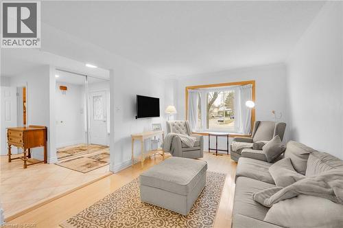 6366 Miller'S Grove, Mississauga, ON - Indoor Photo Showing Living Room