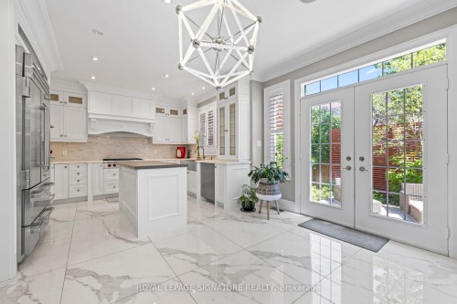 2480 Upper Valley Crescent, Oakville, ON - Indoor Photo Showing Kitchen