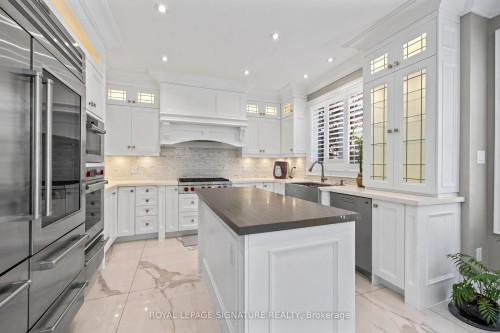 2480 Upper Valley Crescent, Oakville, ON - Indoor Photo Showing Kitchen With Upgraded Kitchen