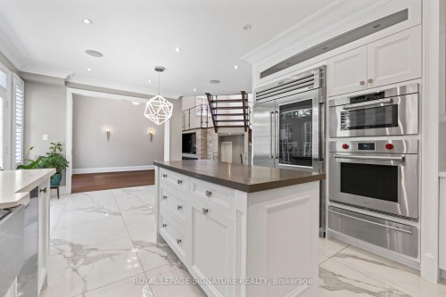 2480 Upper Valley Crescent, Oakville, ON - Indoor Photo Showing Kitchen With Upgraded Kitchen